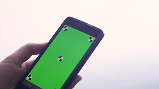 Zakenvrouw met behulp van een slimme telefoon Touchscreen Chroma Key - Close-up, vingers maken gebaren aan te raken en jatten en scrollen het scherm van een moderne smartphone — Stockvideo