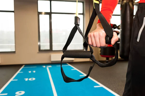 TRX. Mãos masculinas com alças de fitness TRX no ginásio . — Fotografia de Stock