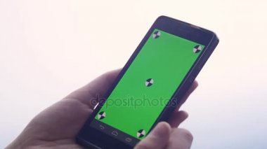 Bir akıllı telefon dokunmatik ekran Chroma Key - yakın çekim, parmak kullanarak iş kadını dokunmaktan ve swiping ve modern bir akıllı telefon ekran kaydırma hareketleri yapmak