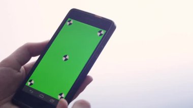 Akıllı telefon dokunmatik ekran KEY- yakın çekim kullanan bir iş kadını, Parmaklar yazıya dokunur ve modern akıllı telefon ekranını kaydırır.