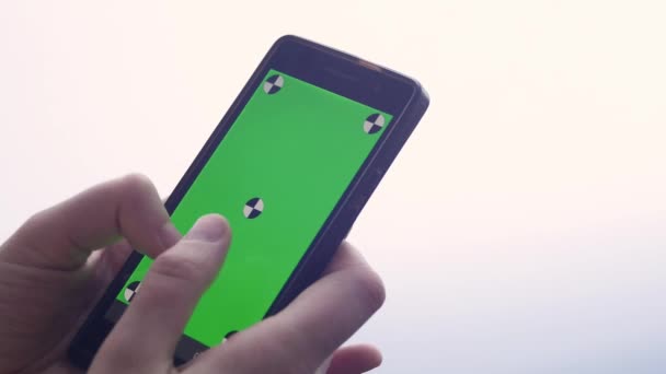 Donna d'affari utilizzando uno Smart Phone Touchscreen CHROMA KEY- Close-up, Le dita fanno gesti toccando il testo digitando e scorrendo e scorrendo lo schermo di uno smartphone moderno — Video Stock