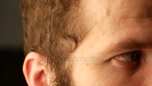 Fermez les yeux d'un jeune homme blanc avec un plan de cheveux bouclés. Il cligne des yeux et recule la tête — Video