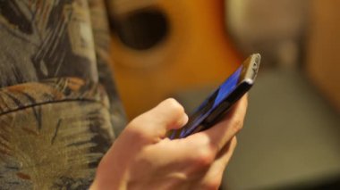 Erkek el cep telefonu ekranda dokunmadan yakın çekim. P ay yatay pozisyonda video ve dönüş phohe.