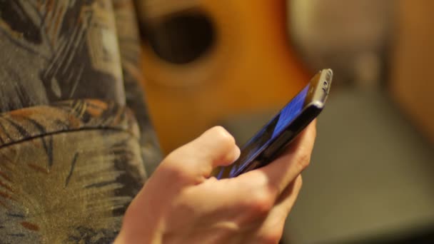 Close-up de mãos masculinas tocando tela no telefone móvel. P Coloque o vídeo e vire phohe em posição horisontal . — Vídeo de Stock