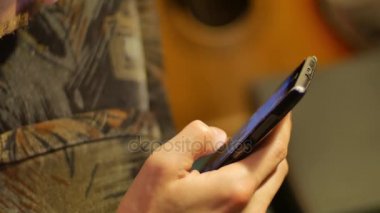 yakın çekim el cep telefonu dokunmatik ekran kullanarak yukarı ve aşağı kaydırma