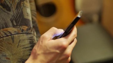 yakın çekim el cep telefonu dokunmatik ekran kullanarak bir düğme yukarı ve aşağı kaydırma