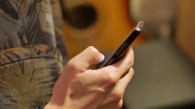 yakın çekim el cep telefonu dokunmatik ekran kullanarak bir düğme yukarı ve aşağı kaydırma