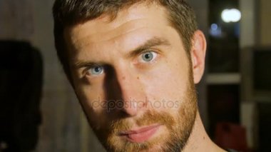 Adam facepalm beyaz arka plan üzerinde. Genç adam elini alnına koyarak