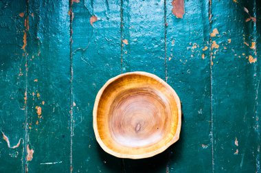 Kahverengi ahşap plaka üzerinde bir rustik masa portre. Yatay Üstten Görünüm