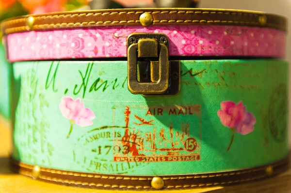 Retro parlak deri döşeme demir kilit kapalı renkli çanta