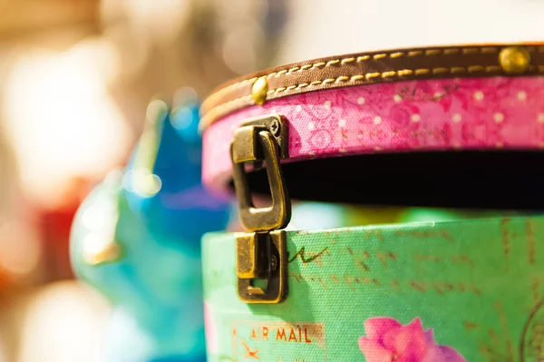 Çanta retro parlak renkli deri döşeme demir kilit açık