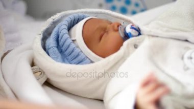 Güzel uyuyan bebek yakın çekim portre bir yeni doğmuş bebek yüz sığ alan derinliği elde kadeh Dolly