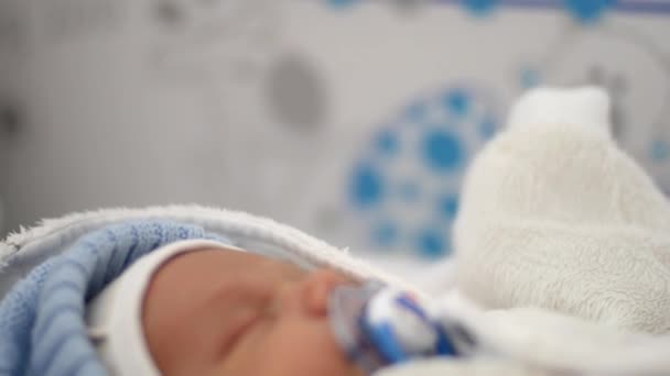 Schöne schlafende Baby Nahaufnahme Portrait Dolly Aufnahme der Hand auf einem neugeborenen Baby Gesicht flache Schärfentiefe — Stockvideo