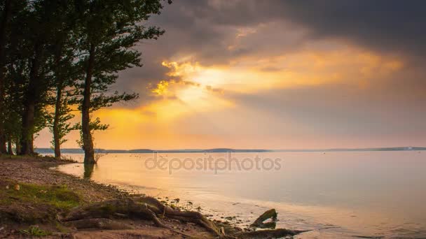 4K pôr do sol bela paisagem de verão com céu nublado e lago natural — Vídeo de Stock