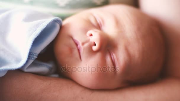 Χαριτωμένο μωρό νεογέννητο κοιμάται σε πατέρες χέρι μικρό αγοράκι στα χέρια του — Αρχείο Βίντεο