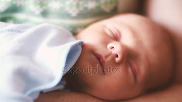 Aranyos újszülött baba alszik apák kézzel kis baba fiú a kezében — Stock videók