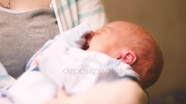 Ağlayan bebeğin anne 4 k öpücükle okşama süre. Erkek ve kadın kendi yeni doğmuş bebeğe bak. Yakından tutarak ve özenle okşama. Gururlu anne.