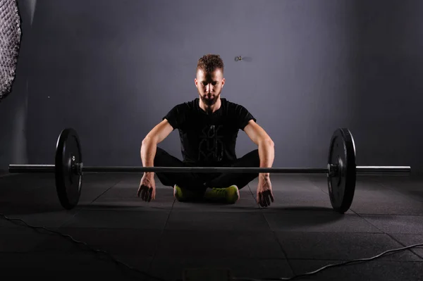 Idrettsutøvere motiverer før barbjeller trener i gymsalen – stockfoto