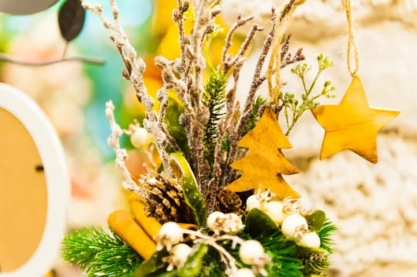 Noel köknar ağacı oyuncaklar eski ahşap arka plan asılı şube yanan mumlar, kutular, topları, çam kozalakları, ceviz, Accuwest'in diğer süslemeleri ve çelenk yıldız. kopya alanı.