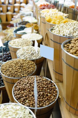 Farklı cevizlerden yapılmış doğal bir arka plan..