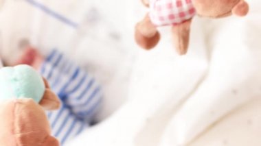 Üstten Görünüm şirin bebek beşik içinde yalan ve taddy ayı oyuncaklar iplik seyir emzik ile vurdu