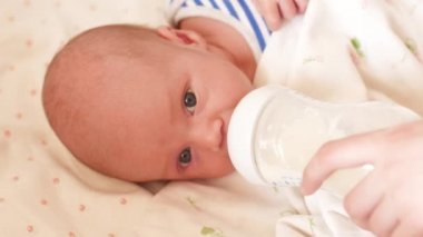 Oturma odasında bebek şişe ile okşama bebek anne beslenme anne