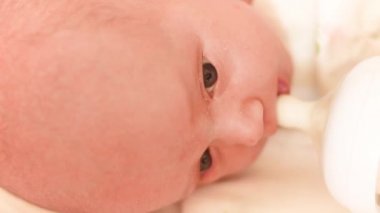 Oturma odasında bebek şişe ile okşama bebek anne beslenme anne