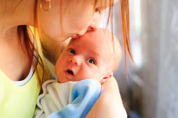 Jonge moeder haar kleine pasgeboren baby kussen — Stockfoto