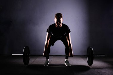 Bir handsom adam kaldırma karakeçi. CrossFit fitness spor salonu ağır bar güçlü egzersiz tarafından