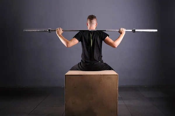 Bir handsom üstsüz kaldırma bıyıklı adam. CrossFit fitness spor salonu ağır bar güçlü egzersiz tarafından