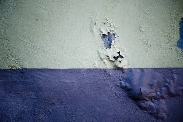 Şişmiş boya ile çürük beton duvar