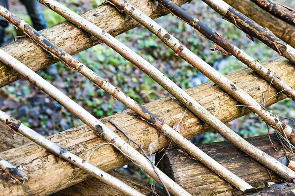 Naturalne podłoże - ogrodzenie wykonane z Bali z drewna sosnowego. Szorstki surowego sosnowego cienkie — Zdjęcie stockowe