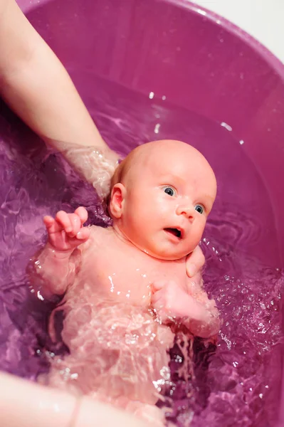 Hautnah Babybaden an den Händen der Mutter — Stockfoto