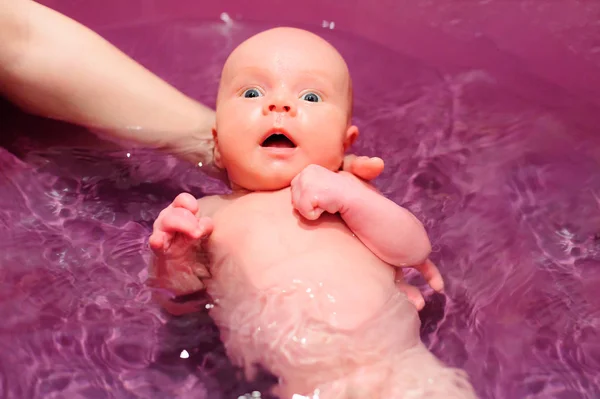 Hautnah Babybaden an den Händen der Mutter — Stockfoto