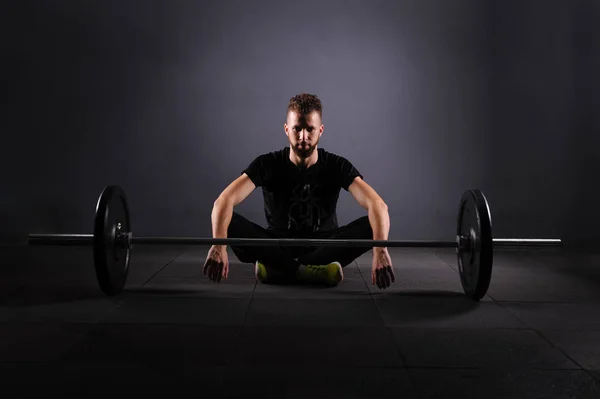 Kjekk vektløfter som forbereder seg på trening. Lett feltdybde, selektivt fokus. Lav nøkkel – stockfoto