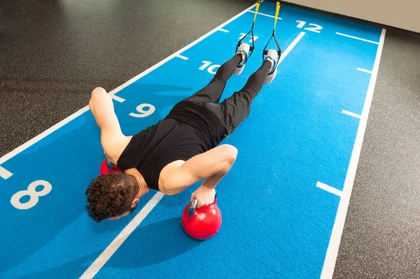 Active People Sport Workout Concept Man fazendo exercício push-up com haltere — Fotografia de Stock