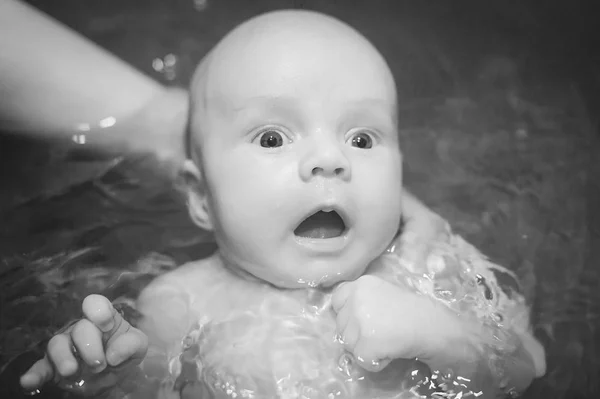 Close up baby bathing on mother hands — Stock Photo, Image