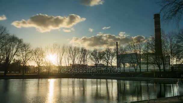 Hermoso sol puesta del sol reflejo de espejo de agua llamarada. tiempo lapso lago estanque de río — Vídeo de stock