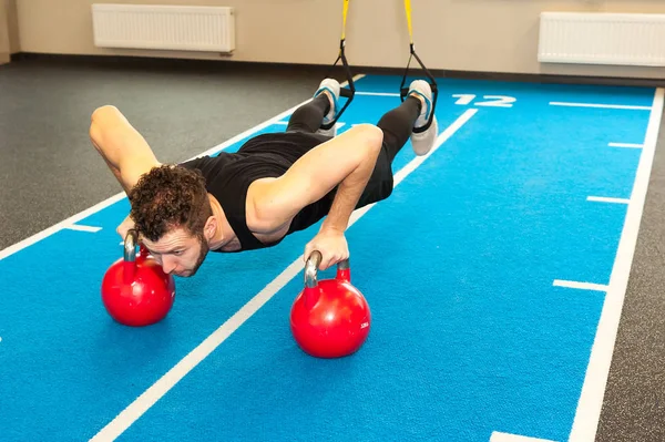 Active People Sport Workout Concept Man fazendo exercício push-up com haltere — Fotografia de Stock
