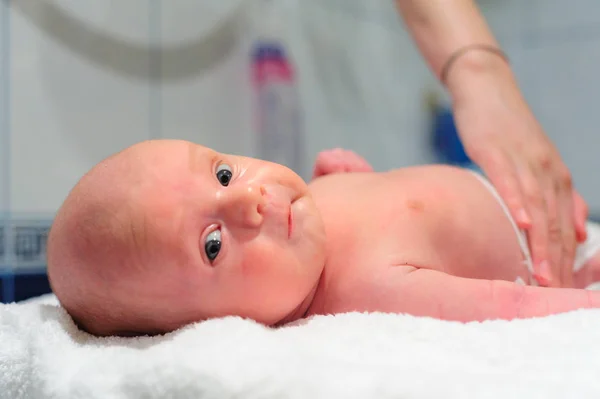 Annem bebeğe bebek bezi takıyor.