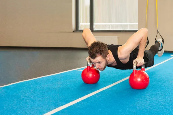 Active People Sport Workout Concept Man fazendo exercício push-up com haltere — Fotografia de Stock