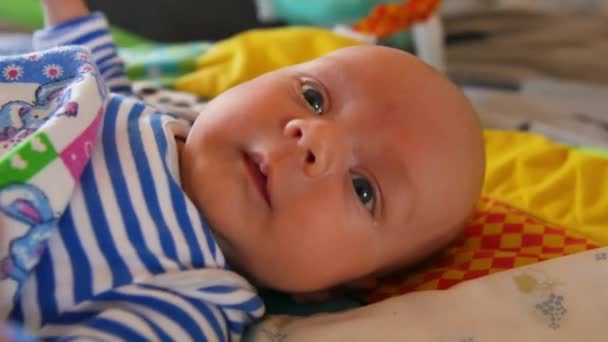 어머니 면 스트립에 생리 적인 솔루션으로 신생아의 눈을 청소 — 비디오