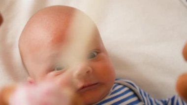 Üstten Görünüm şirin bebek beşik içinde yalan ve taddy ayı oyuncaklar iplik seyir emzik ile vurdu