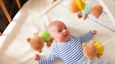 Üstten Görünüm şirin bebek beşik içinde yalan ve taddy ayı oyuncaklar iplik seyir emzik ile vurdu