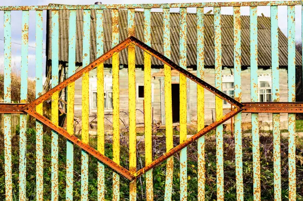 Old metal fence . Pattern of old metal sheet. Metal sheet texture. Rusty metal sheet texture. — Stock Photo, Image
