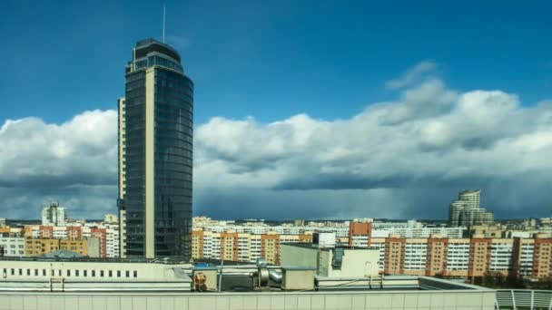 Час проходження хмар над містом. Формування дощової хмари в небі над містом перед сильним дощем — стокове відео