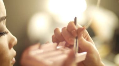 Kirpikçi kirpikleri yükseltir, makyaj sanatçısı uzun kirpikleri yapar, güzellik salonundaki kadın akşam makyajını yapar, güzel Asyalı kız makyaj yapar.