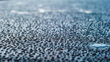 Su yüzeyine düşer. Arka plan küçük alan derinliği.