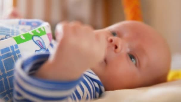 Sonrisa de bebé más dulce jugando con un juguete colorido — Vídeos de Stock