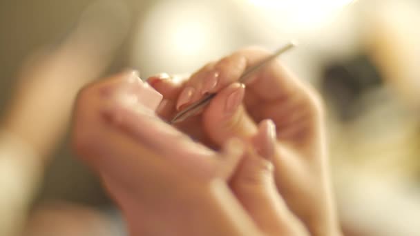 Řasy výrobce zvyšuje řasy, make-up umělec dělat dlouhé řasy, žena ve studiu krásy dělá večer make-up, krásná asijská dívka dělá make-up — Stock video